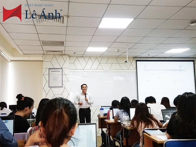 day-xuat-nhap-khau-tai-dai-hoc-quoc-te