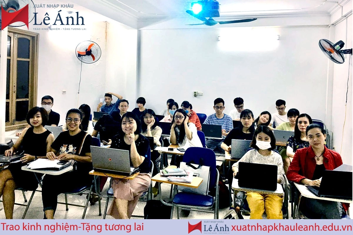 hoc-xuat-nhap-khau-tai-ha-noi-cung-xnk-le-anh