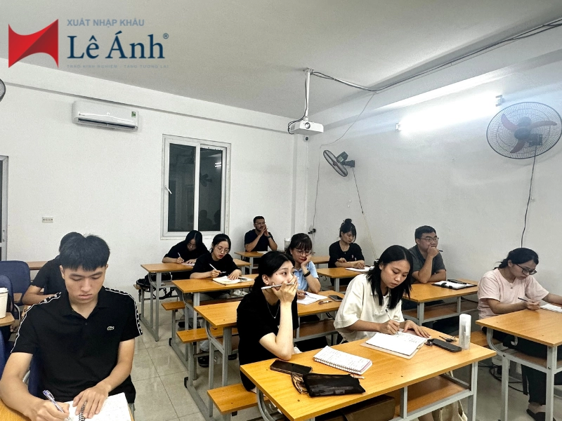 khai giang khoa hoc xuat nhap khau o ha noi