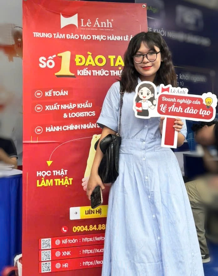 xnk le anh tham gia ngày hội việc làm UTT